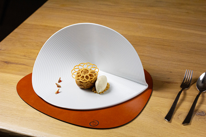 Petit chou en coque d'épices, compotée de coing aux amandes et glace au pain d'épice