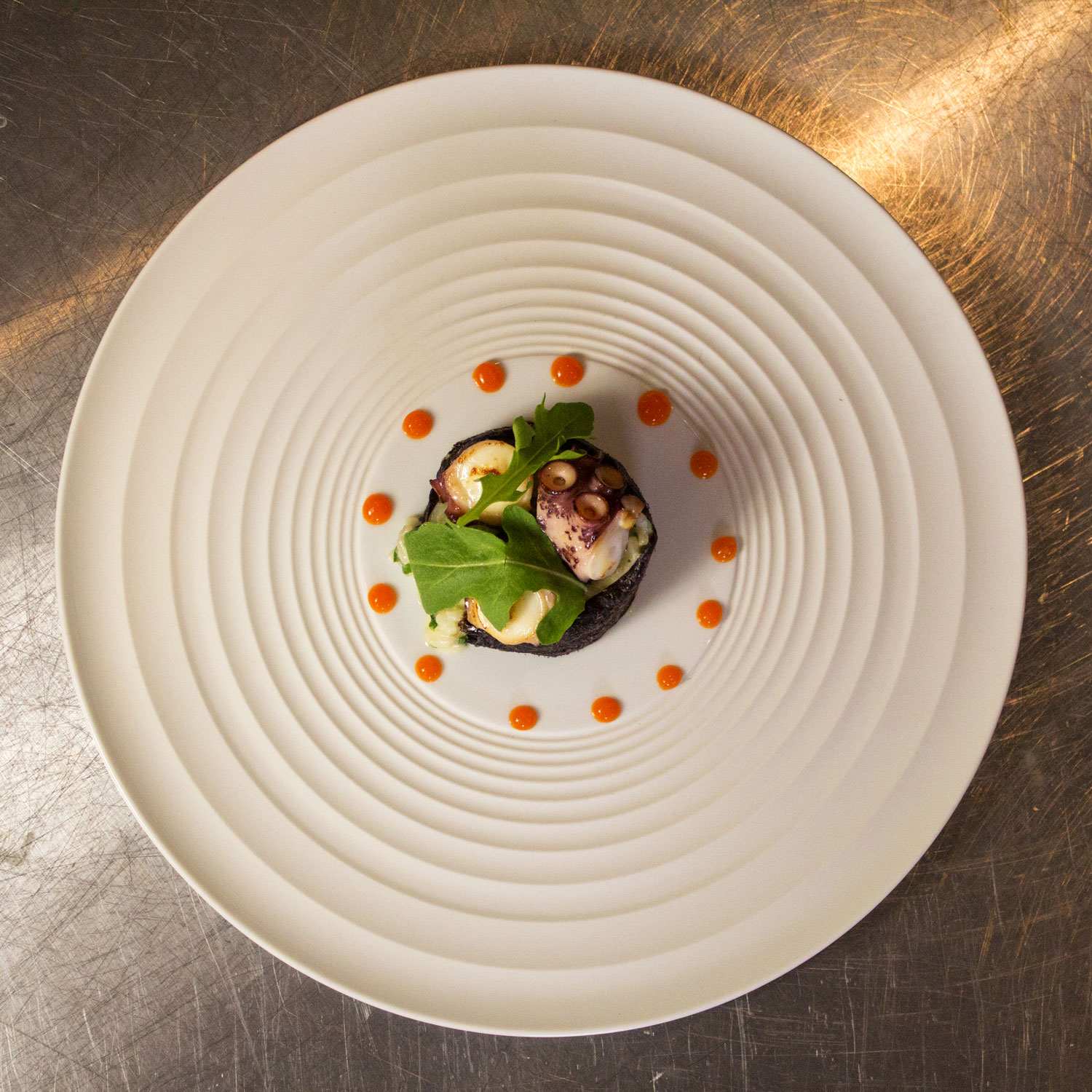 Dressage soigné d'une assiette, vue de dessus