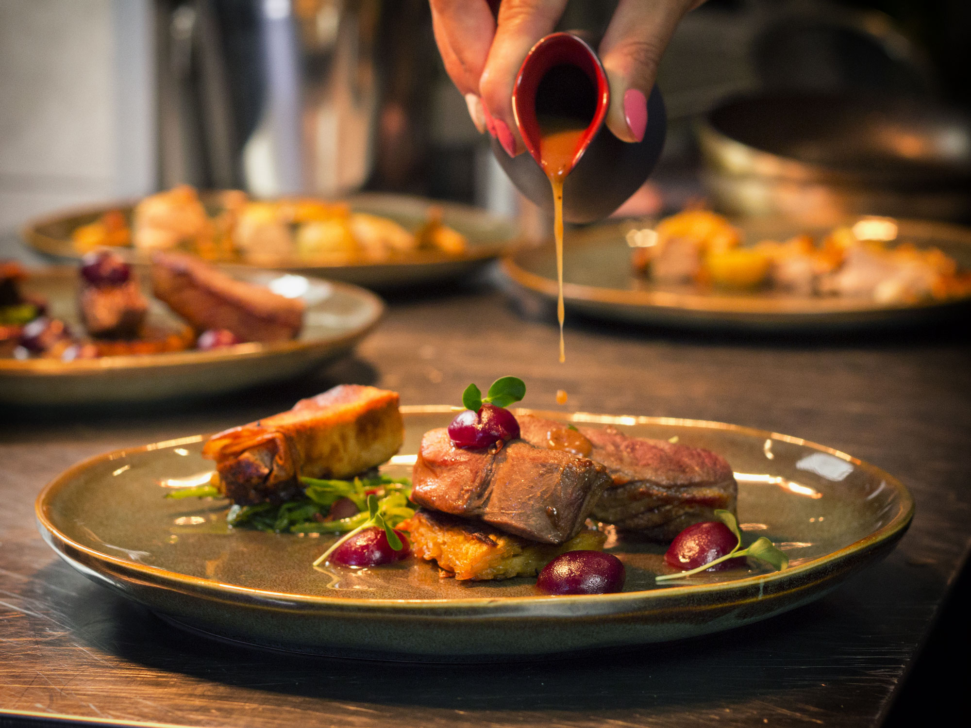 Dressage d'un plat, sauce versée à table