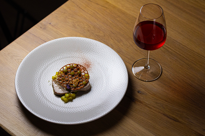 Thon rouge juste snacké au citron vert et au miel, ananas rôti au safran et à la coriandre